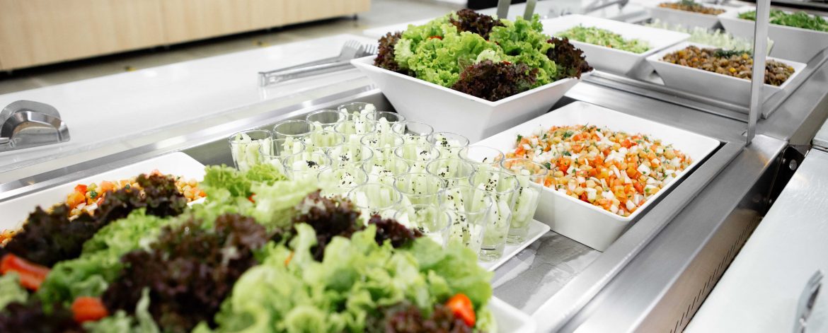 cardápio-saudável.. Mesa com saladas e comidas saudáveis
