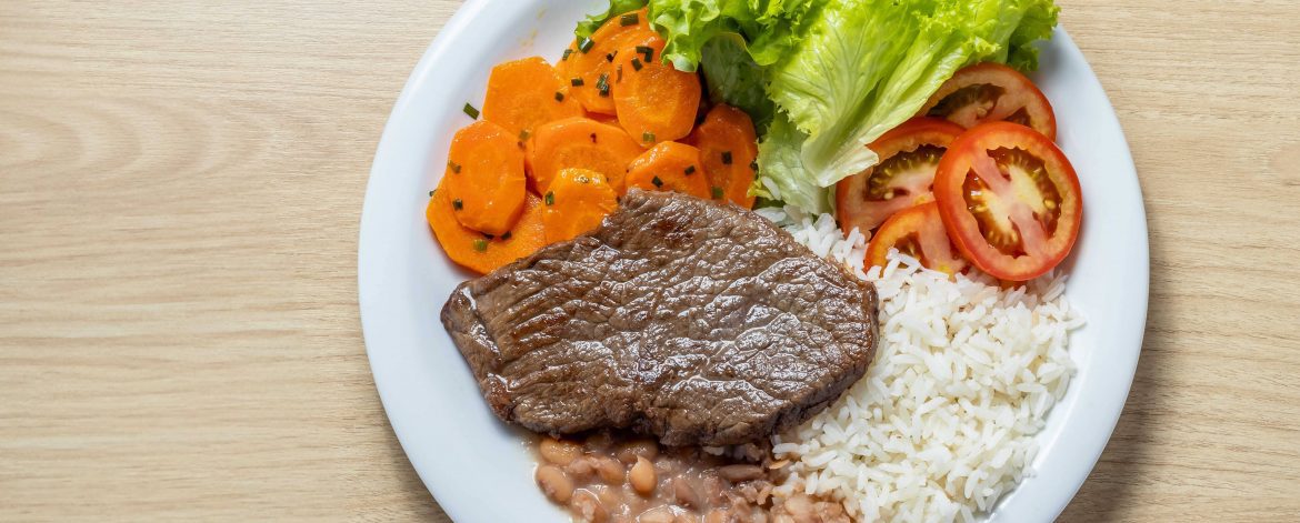 sazonalidade-dos-alimentos (2) Prato com arroz, feijão, salada e bife.