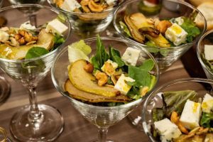 Taça de sobremesa com queijo, folhas, mel e castanha