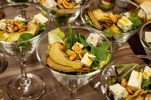 Taça de sobremesa com queijo, folhas, mel e castanha