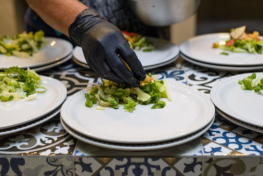 inteligencia-emocional Homem realizando montagem de prato